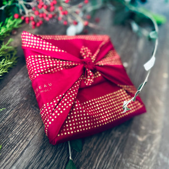 Carédeau Reusable Gift Wrap Monochrome Collection Recycled Cotton Furoshiki 100% Cotton: Just a flirt (Sizes S) 35x35 cm burgundy red